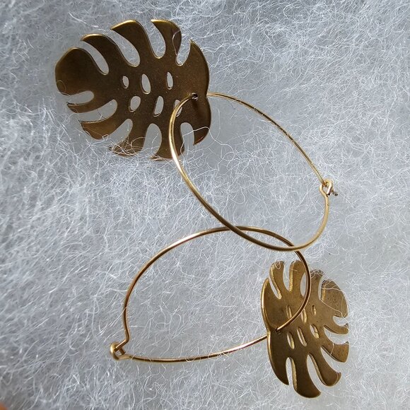 Gold Dangling Flower Leaf Pattern Earrings in Box 2 inches - Picture 1 of 10
